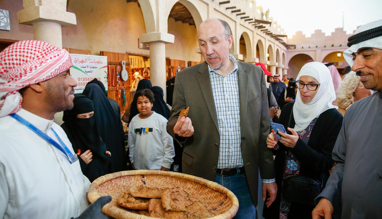 المستشار الثقافي في سفارة امريكا يزور مهرجان تمور الأحساء ويُشيد بالمنتوجات المُصنّعة